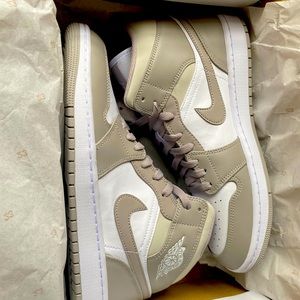 Air Jordan 1 mid college greys